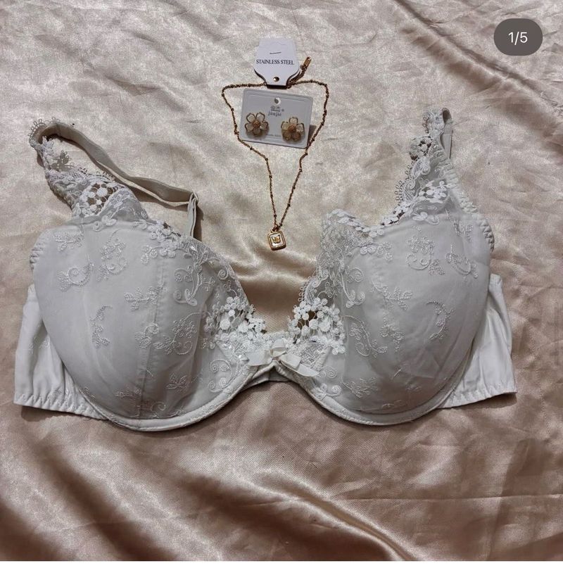 Elegant Lace Bra with Matching Jewelry Set
