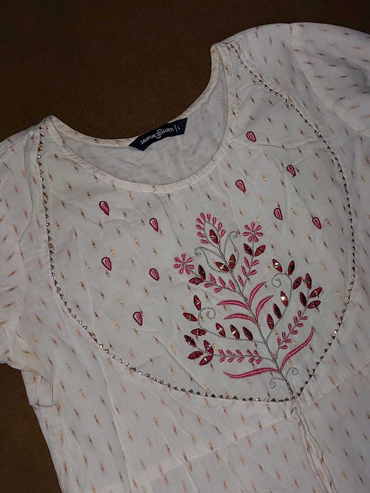 Elegant White Kurta with Floral Embroidery