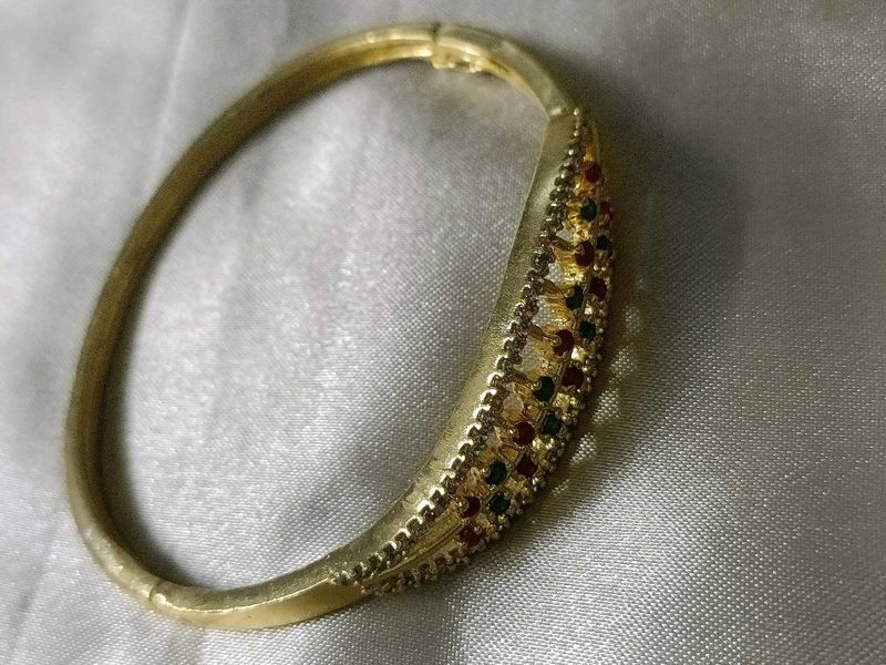 Elegant 22kt Gold Tone Bangle with Red &amp; Green Sto