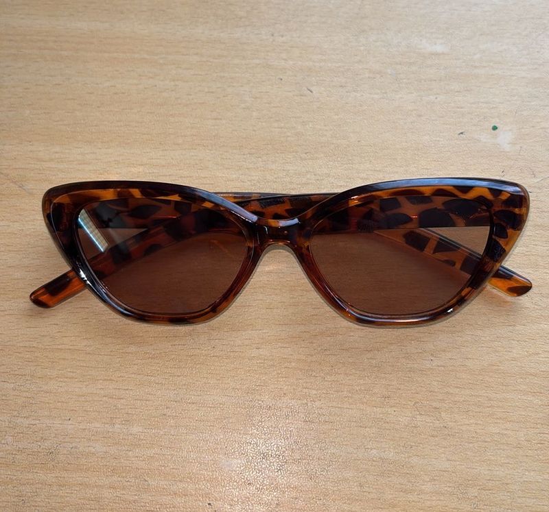 Trendy Tortoiseshell Cat-Eye Sunglasses