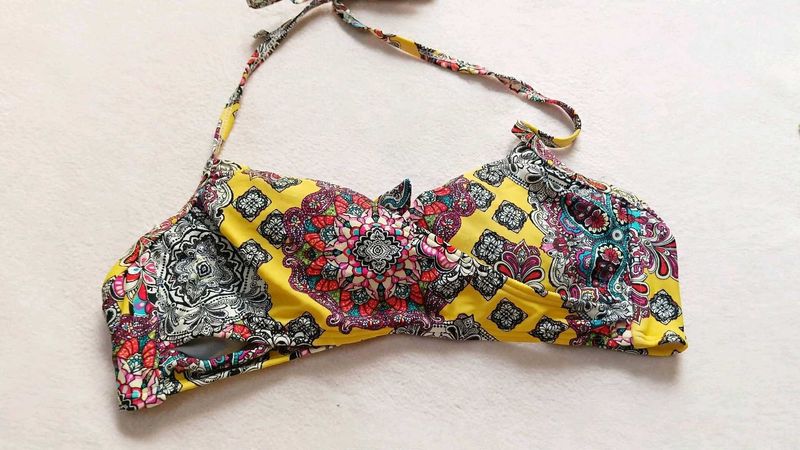 🎀Vibrant Floral Print Bikini Top Any one free 🆓
