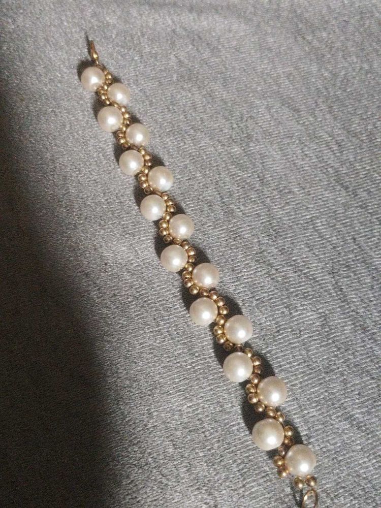 Elegant Pearl &amp; Gold Tone Bracelet