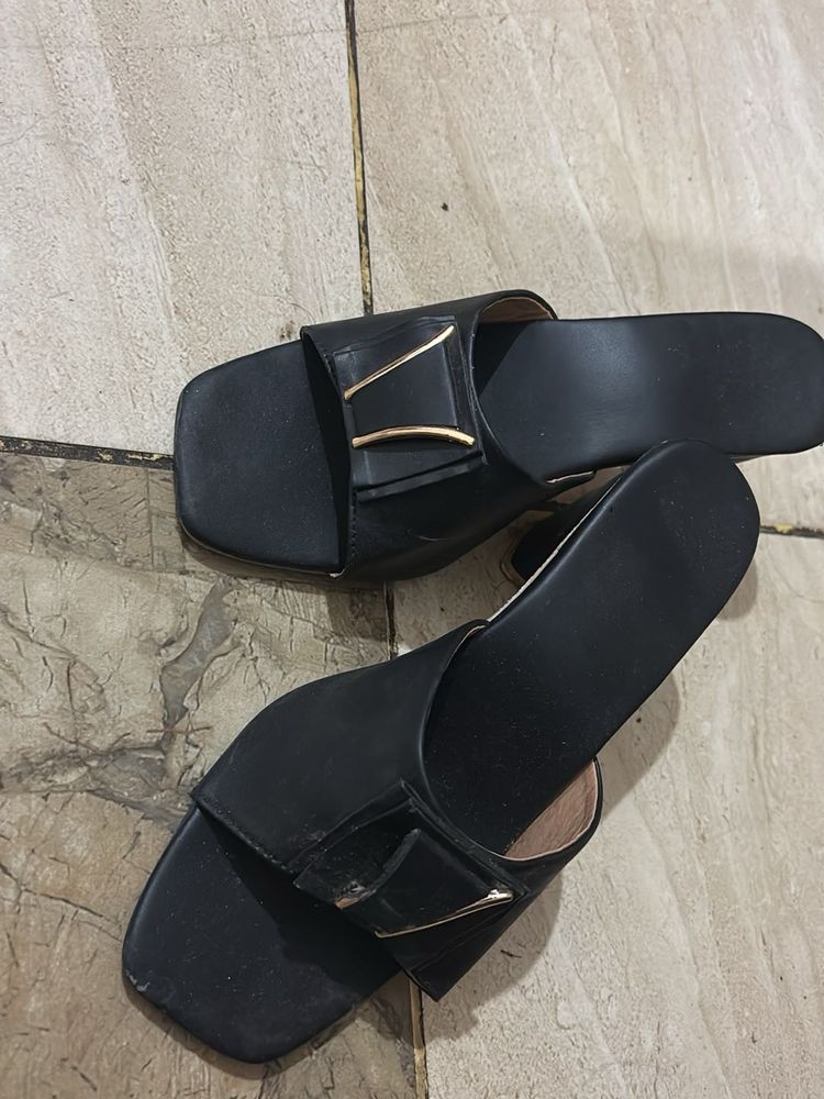 Chic Black Heeled Slides