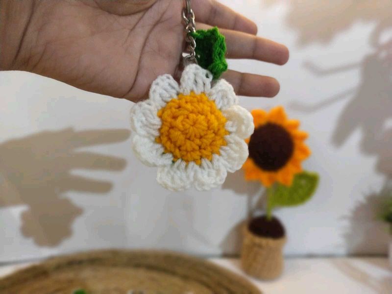 Handmade Crochet daisy🌼 Flower Keychain