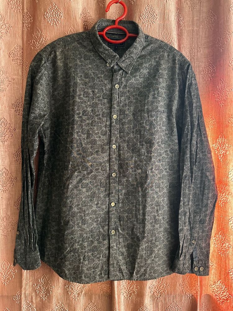 Men's Patterned Button-Down Shirt