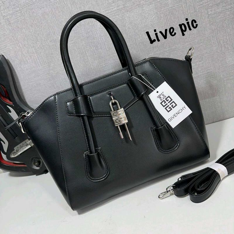 GIVENCHY**MODEL✅ANTIGONA LOCK LEADER BAG*