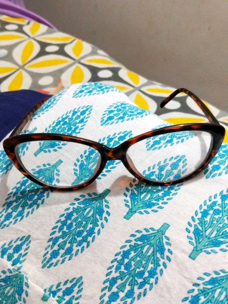 Stylish Tortoiseshell Cat-Eye Glasses