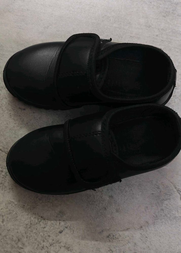 Black Velcro Strap School Shoes (Size 8)