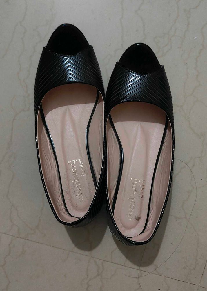 Dressberry Black Peep-Toe Ballerinas