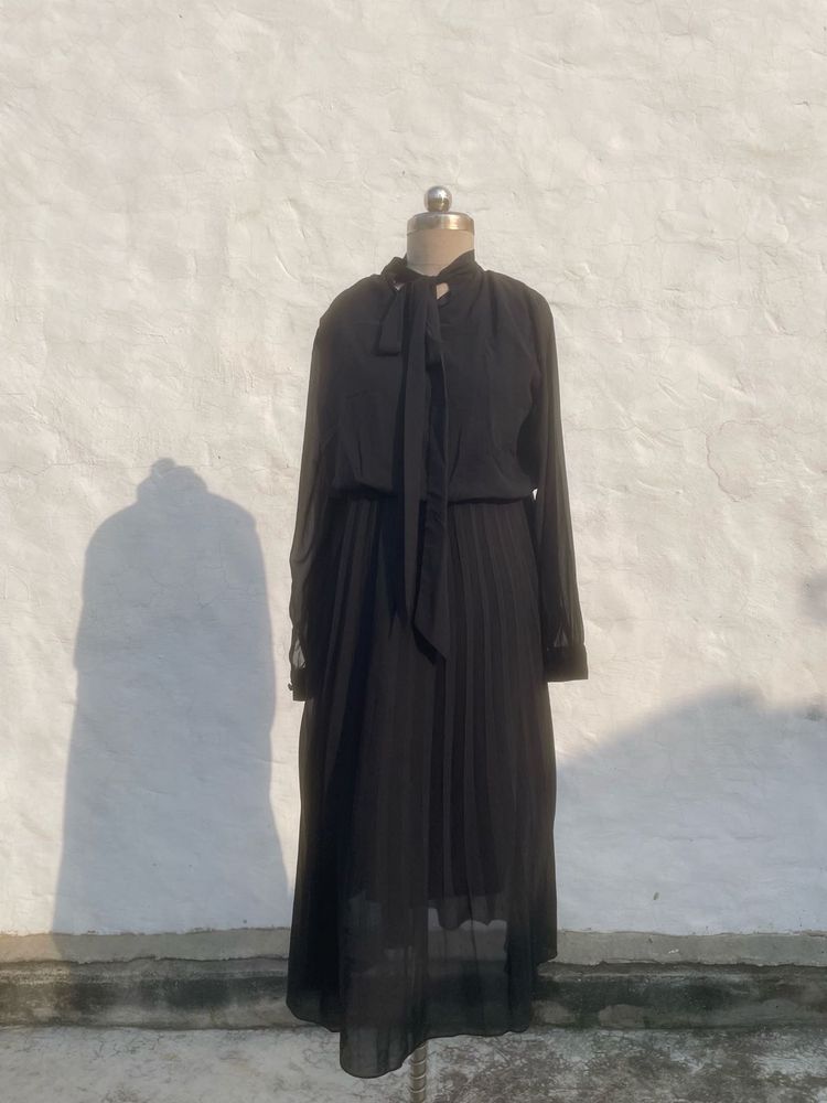 Women black classy dress