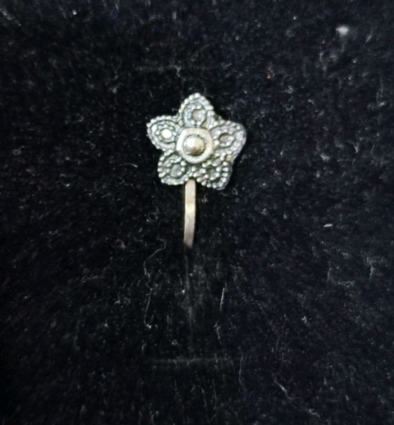 ARTISTIC FLORAL NOSE PIN