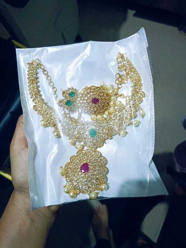 Elegant Gold-Toned Jewellery Set