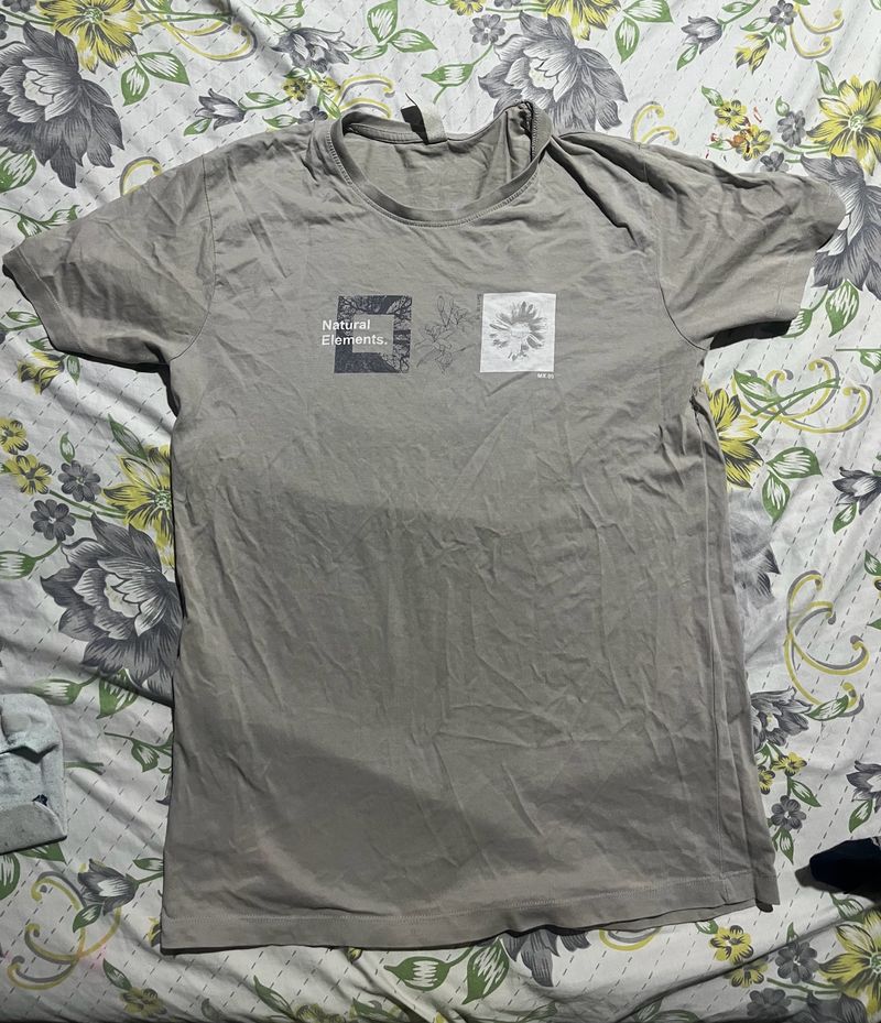 T-shirt with a Cool Print At The Back