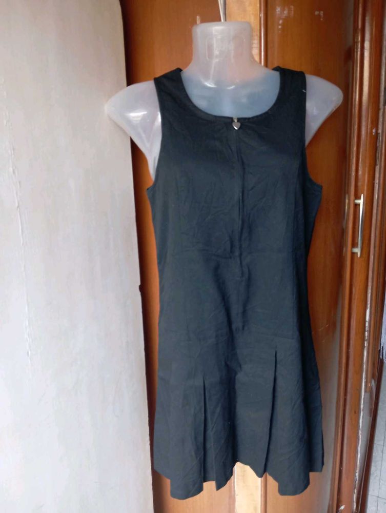 Sleeveless Black Pleated Dress