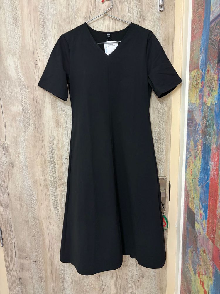 Classic Black V-Neck Short Sleeve Dress
