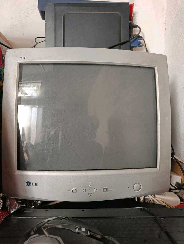 LG CRT Monitor 700E