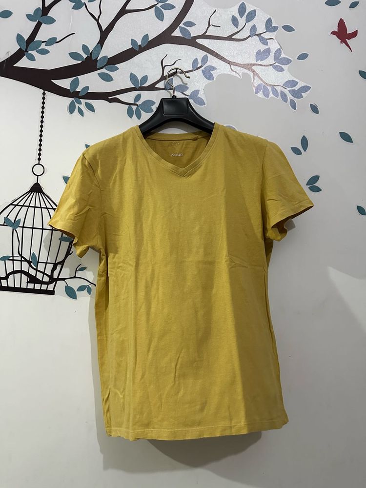 Basic V-Neck T-Shirt 🇩🇪