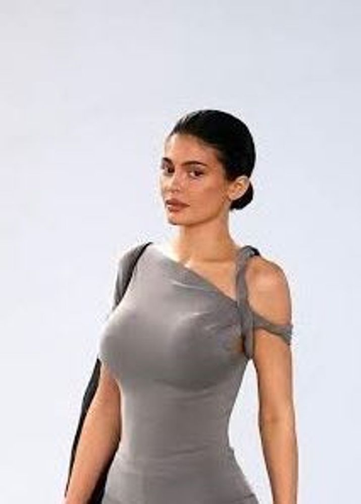 Savana’s kylie Jenner Gray One-Shoulder top