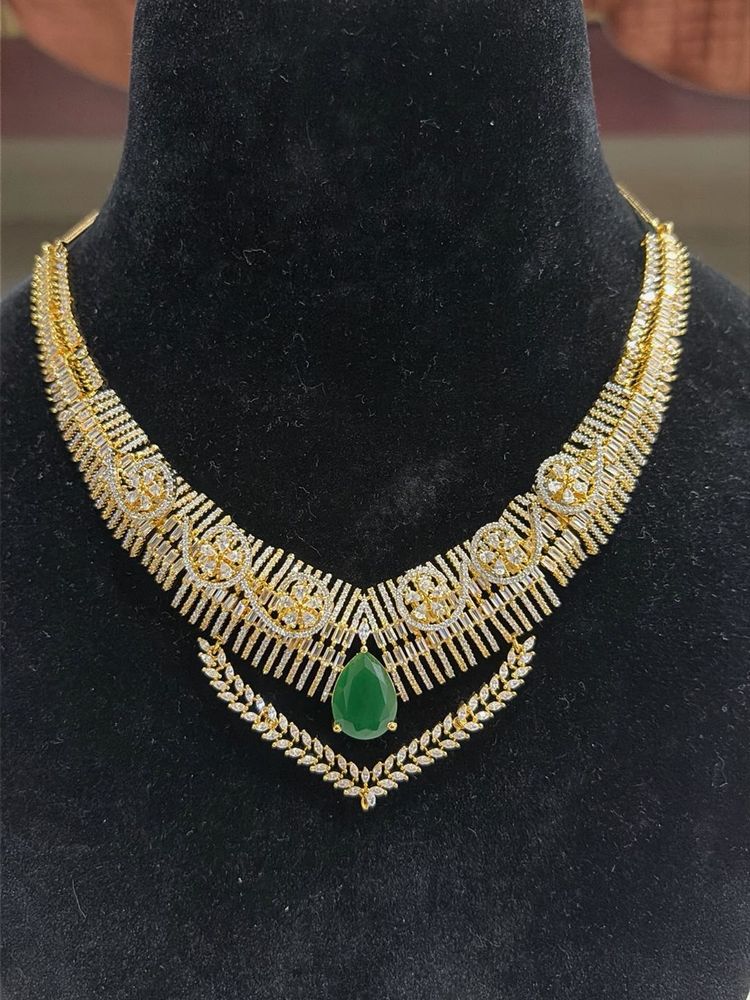 Brand new Stunning Emerald and Diamond Necklace Se