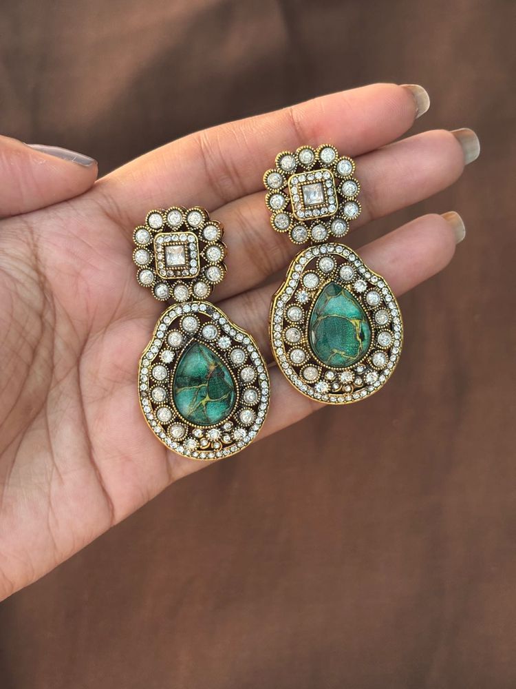 Stunning Emerald &amp; Pearl Dangle Earrings