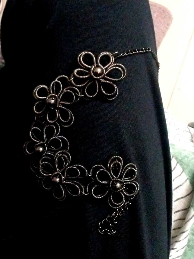Unique Wire Flower Chain necklace
