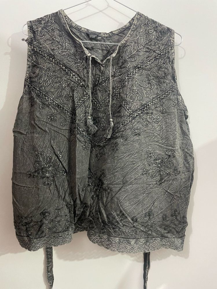Embroidered Sleeveless Kurta