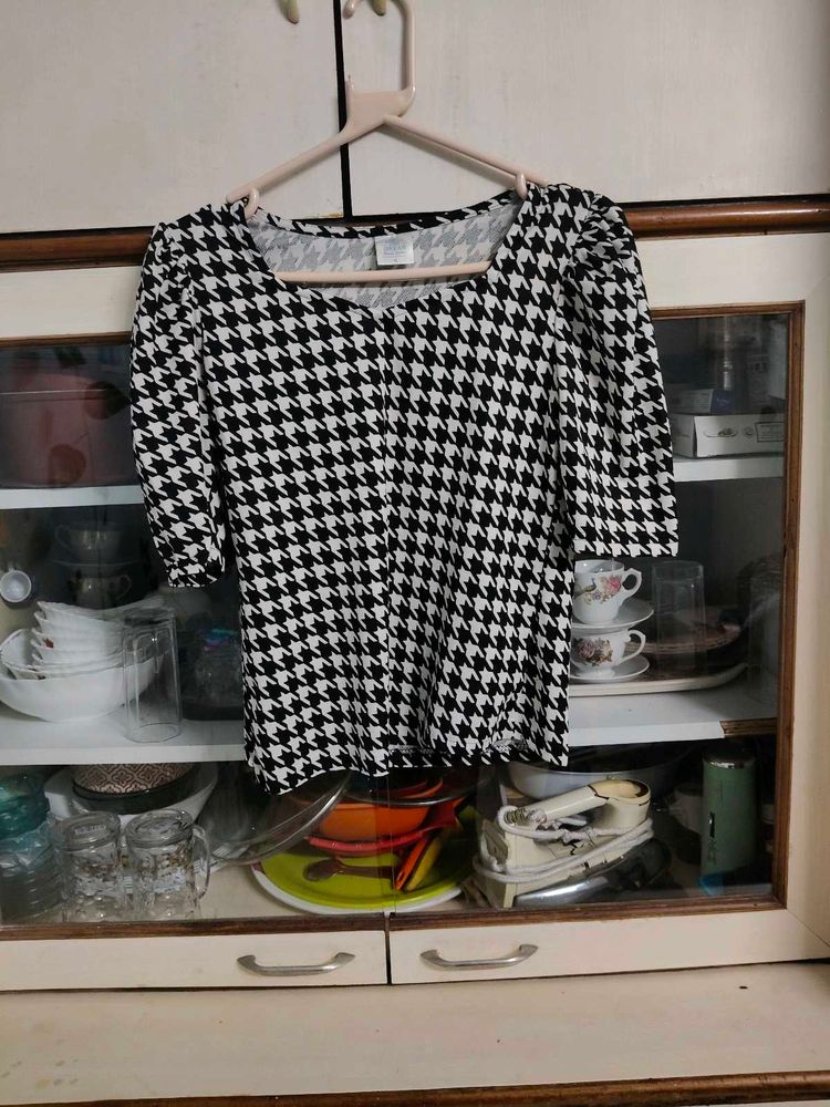Houndstooth Print Puff Sleeve Top