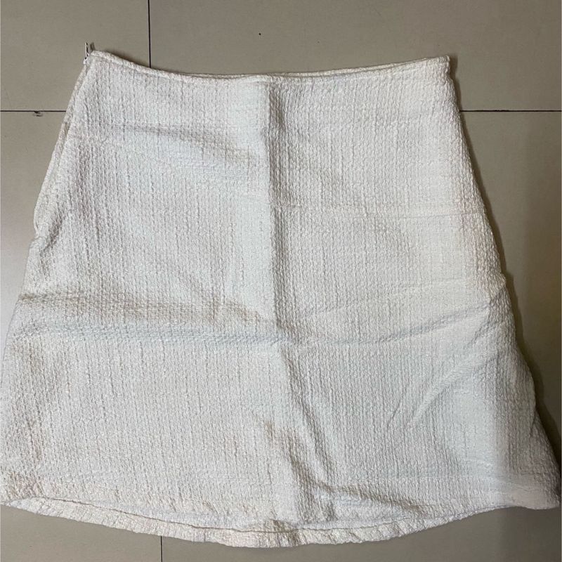 Chic Textured White Skirt