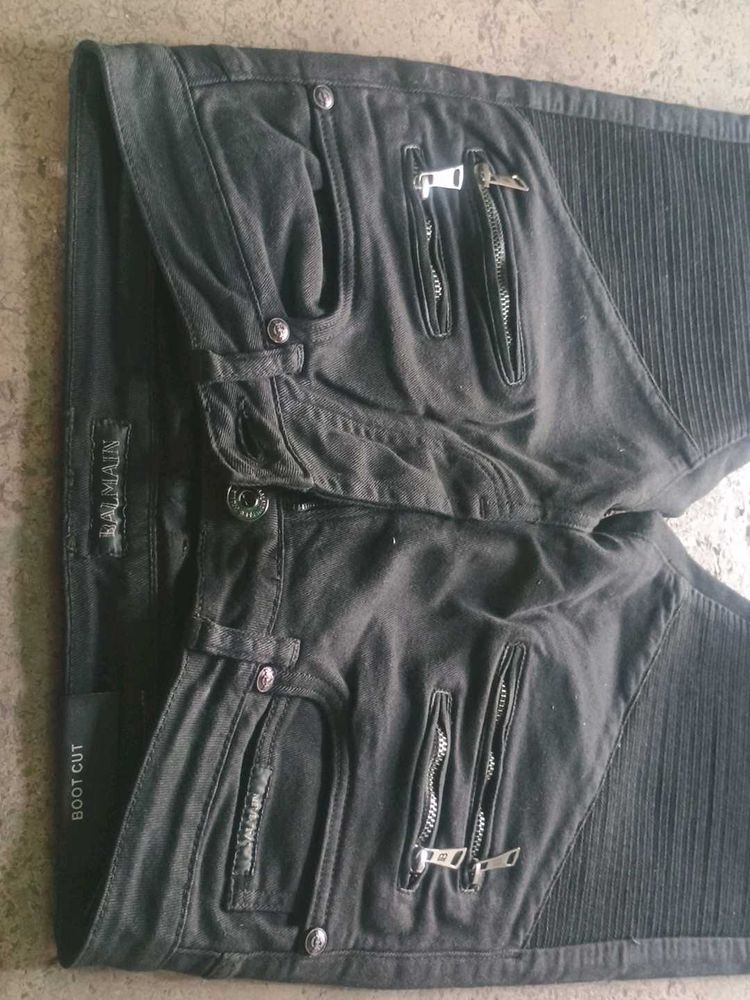 zipper  jeans.