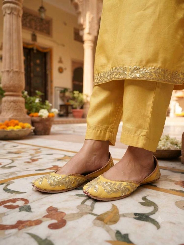 Elegant Yellow Embellished Juttis