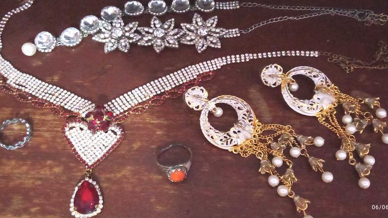 Sparkling Jewelry Set with Necklace &amp; Earrings