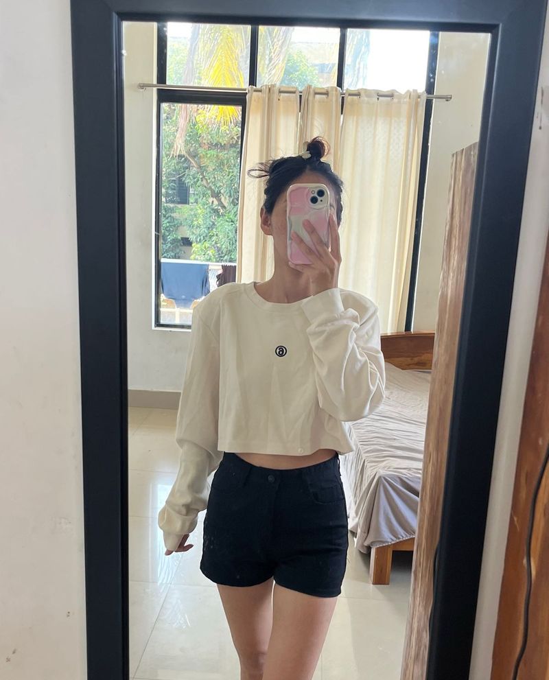 White Cropped Long Sleeve sweat