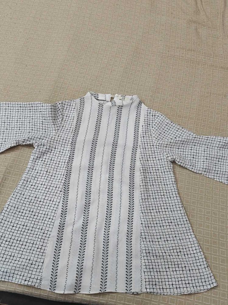 Elegant White &amp; Grey Printed top