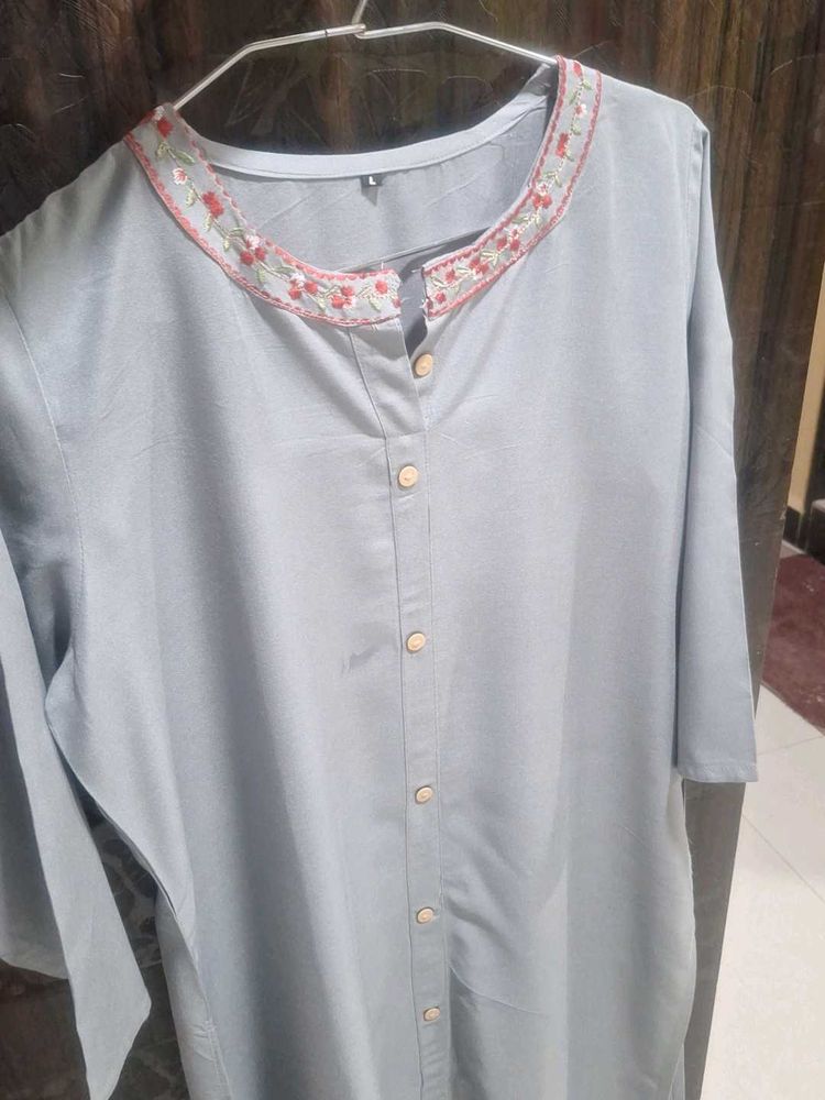 Kurta pant set with Embroidered Neckl
