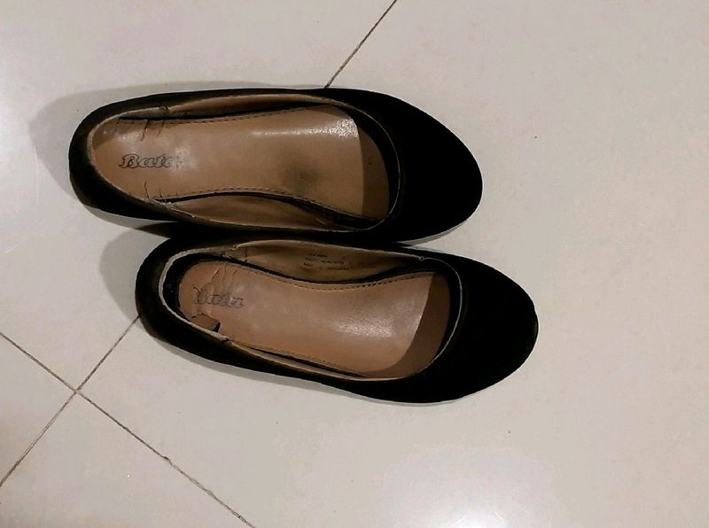 BATA BLACK FLATS