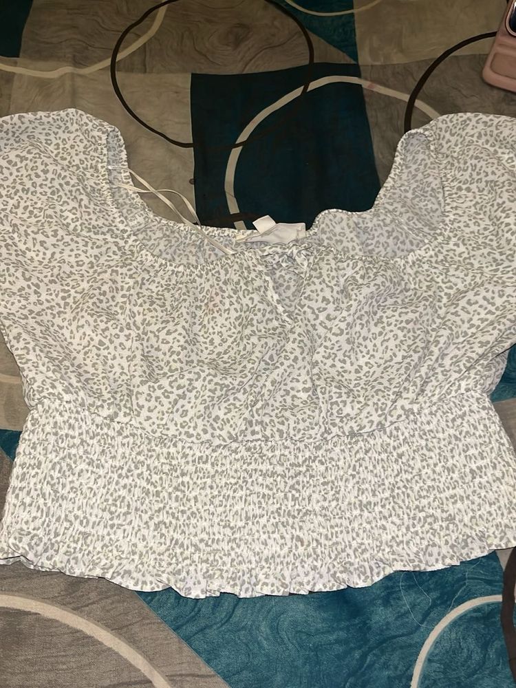 Chic Leopard Print Smocked Crop Top