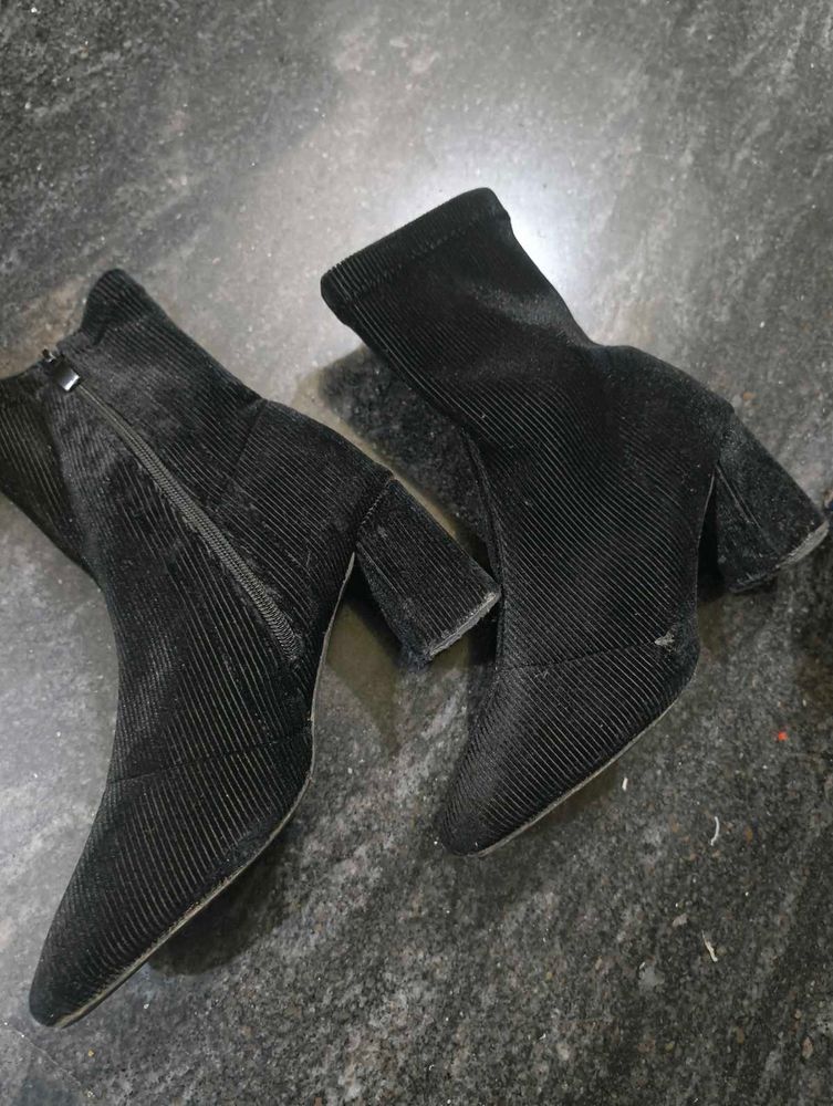 Chic Black Corduroy Boots