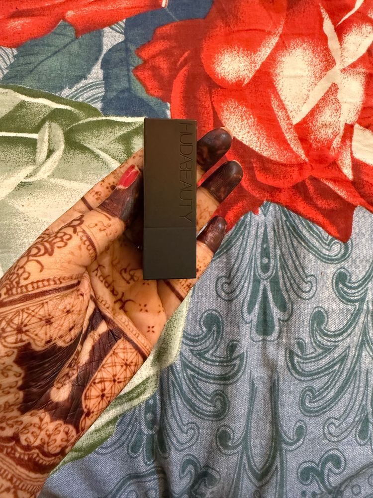 Huda Beauty Lipstick “Masquerade”