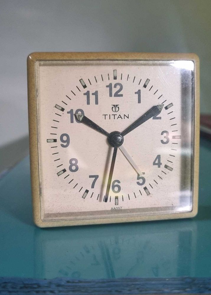 VINTAGE Titan Analog Alarm Clock Non working