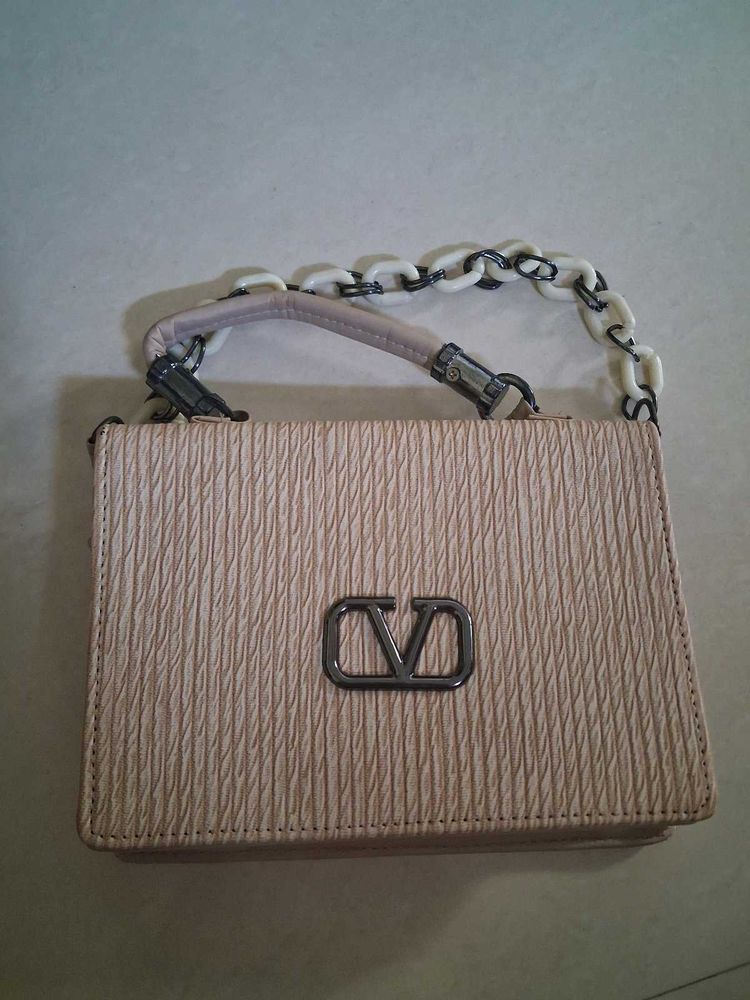Chic Textured Crossbody Bag with Chain Strap