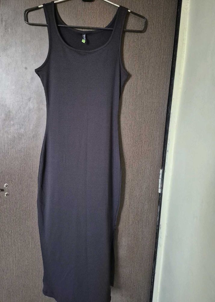 Sleek Black Sleeveless Midi Dress