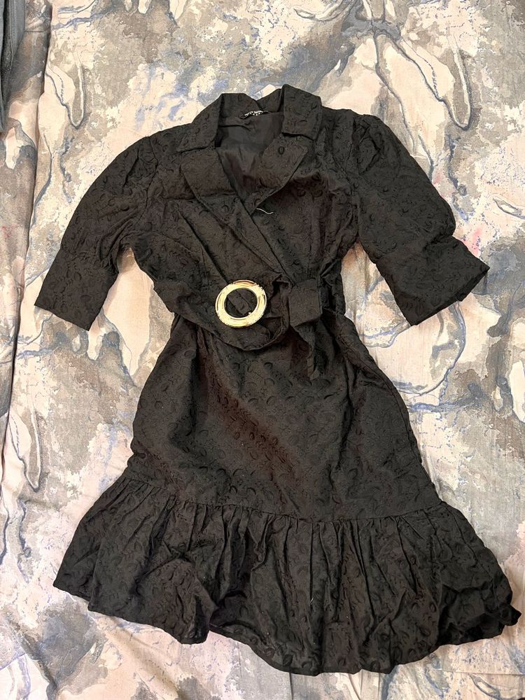 Elegant Black Midi Dress with Statement Buckle