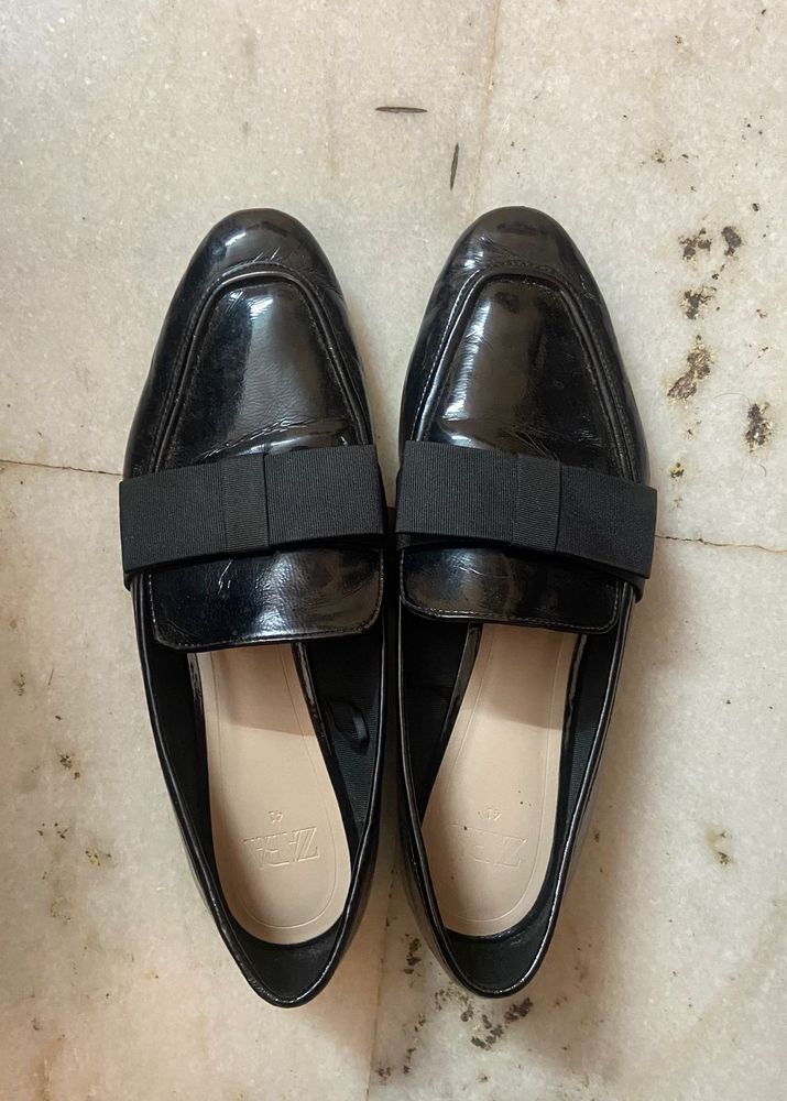 Chic  ZARA Black Patent Loafers with Bow Detail