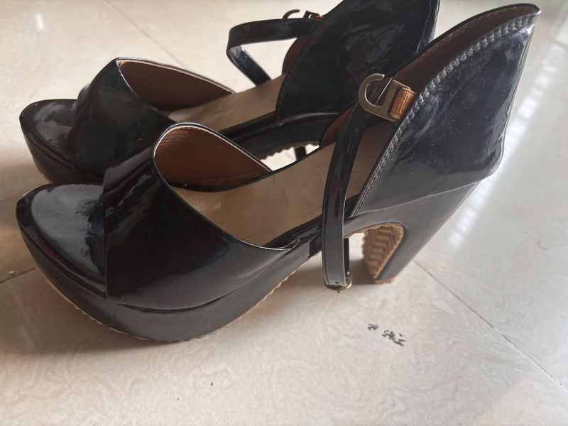 Chic Black Patent Platform Heels