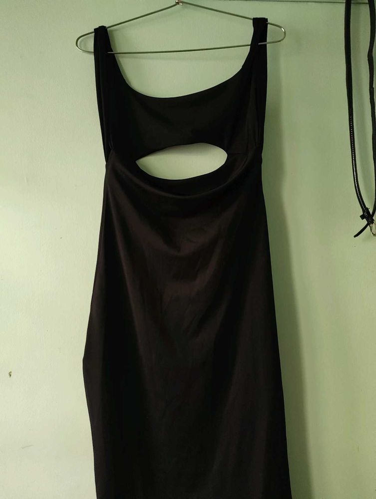 Sleek Blackless Cut-Out Midi Dress