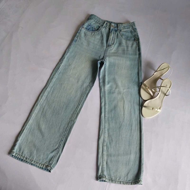 Light Wash Wide Leg Jeans 🎀