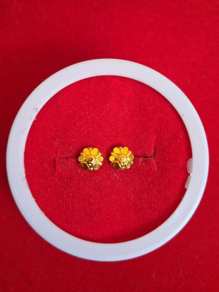 Beautiful Gold Flower Stud Earrings