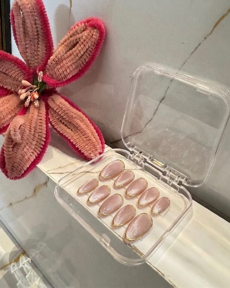 Elegant cateyes Press-On Nails