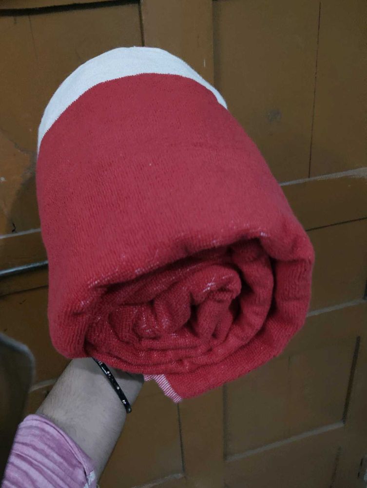 Cozy Red &amp; White Bath Towel