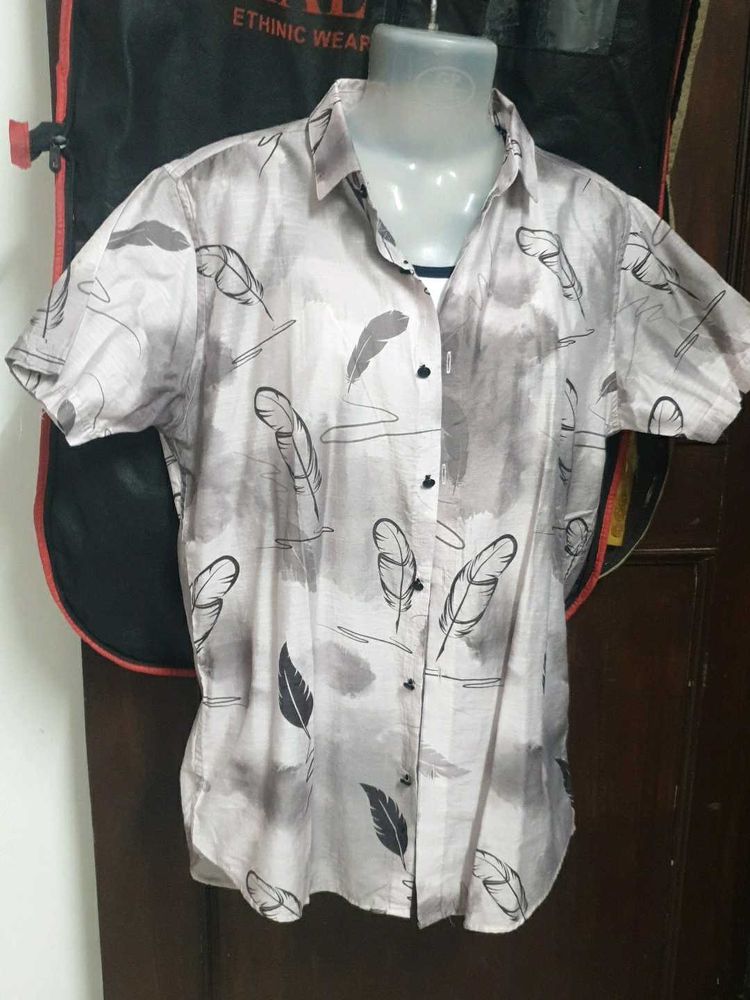 brand new 😻Feather Print Button-Up Shirt 40 S